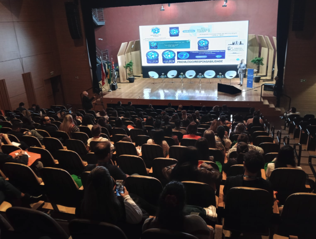Público reunido em auditório durante congresso organizado pela Marucchi